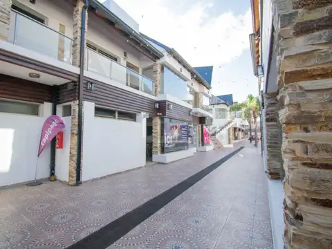 Oficinas a la venta en importante Galería Comercial de Funes. VER DESCRIPCIÓN.