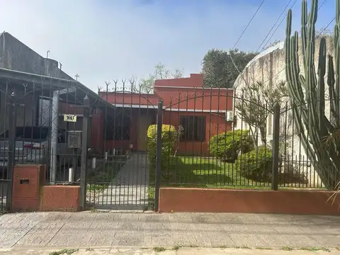 CASA EN VENTA 5 AMBIENTES CON PATIO BERNAL