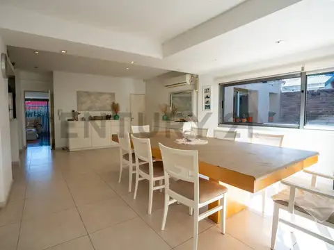 Casa en venta en City Bell, 3 dormitorios, quincho y pileta