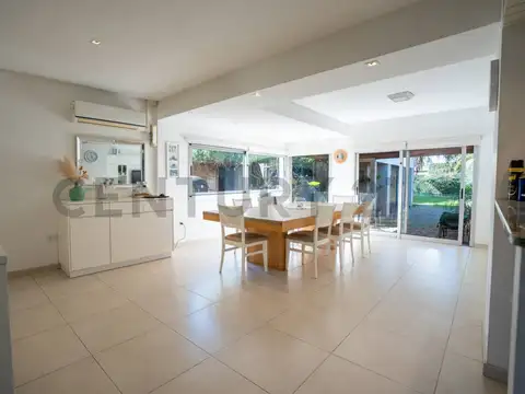 Casa en venta en City Bell, 3 dormitorios, quincho y pileta