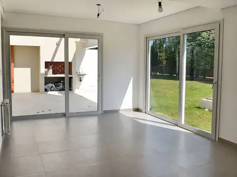 Casa 6 ambientes con 2 baños