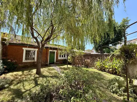 Venta casa 3 ambientes. Fondo libre. Quilmes