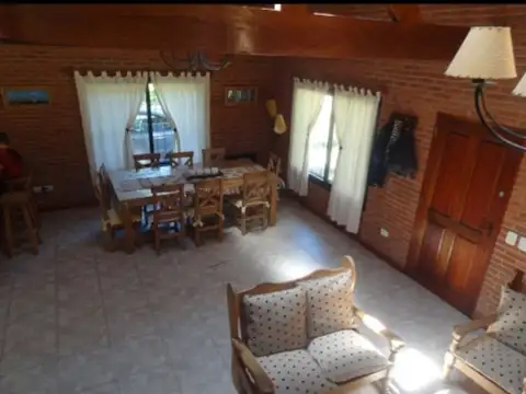 Casa 4 ambientes con 2 baños