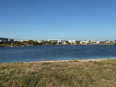 EL MEJOR LOTE DE LA ISLA  AL AGUA DISPONIBLE HOY – VALOR DE LIQUIDACIÓN