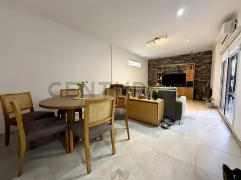 VENTA PH 6 AMBIENTES, CONSULTORIO INDEPENDIENTE, CASTELAR