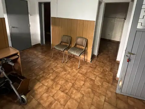 VENTA CASA 3 AMBIENTES CON GARAJE Y DEPARTAMENTO 3 AMBIENTES AL FONDO. LA TABLADA