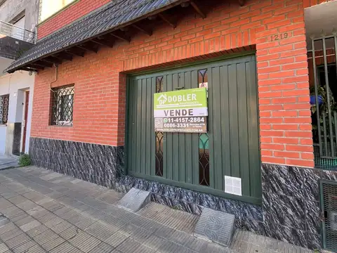 VENTA CASA 3 AMBIENTES CON GARAJE Y DEPARTAMENTO 3 AMBIENTES AL FONDO. LA TABLADA