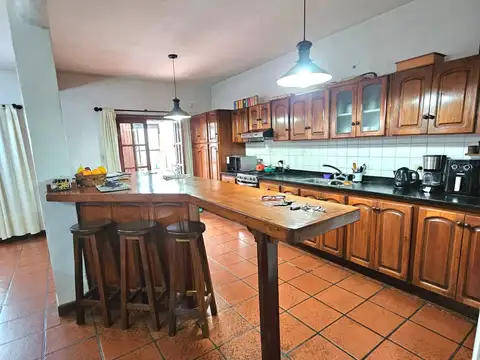 CHALET 4 AMB, GGE P/2 AUTOS Y GRAN PARQUE *RETASADO*