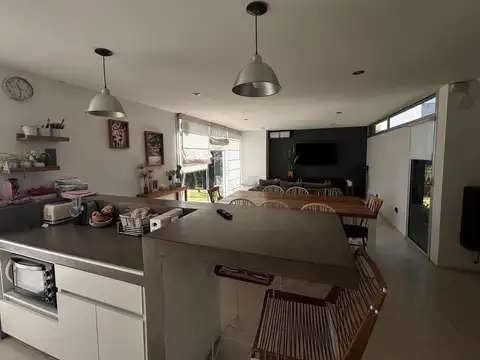 Casa 5 ambientes con 2 baños
