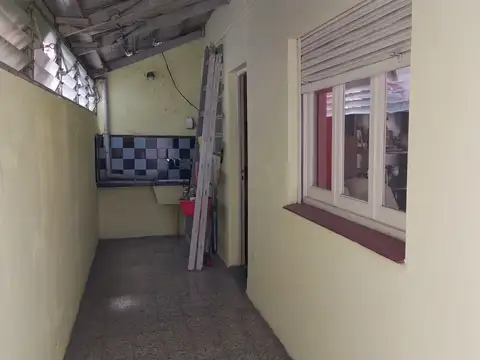 Amplio T. Casa 3 amb. al fondo - VENTA