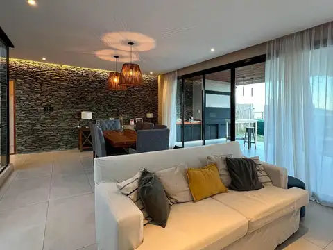 Casa 4 ambientes con 2 baños