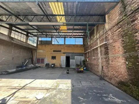 Casa en venta con galpon sobre lote de 10 m de frente x  28 m de fondo en San Justo