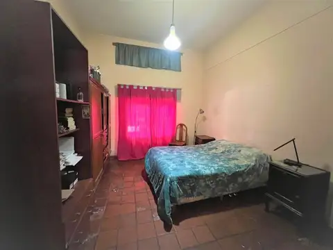 Casa en venta con galpon sobre lote de 10 m de frente x  28 m de fondo en San Justo