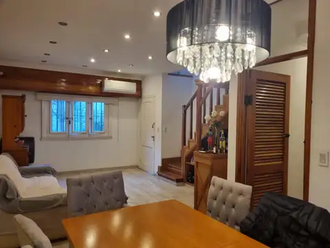 Casa de 5 ambientes con cochera en venta en Martínez