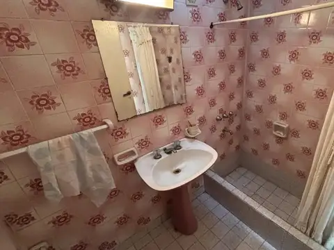 Casa 6 ambientes con 2 baños