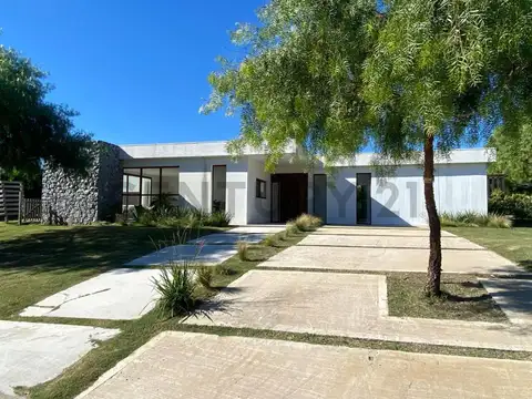 CASA CON PILETA SANTA ELENA