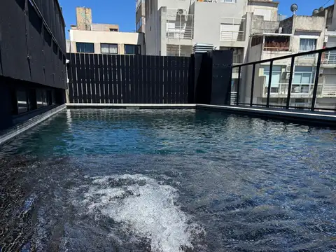 Balcón frente piscina GYM Hermoso