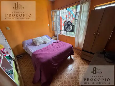 Dos casas y un local en venta en Moreno