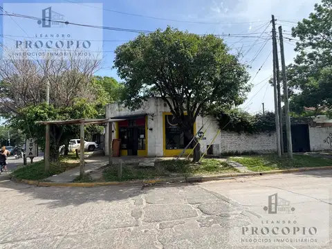 Dos casas y un local en venta en Moreno