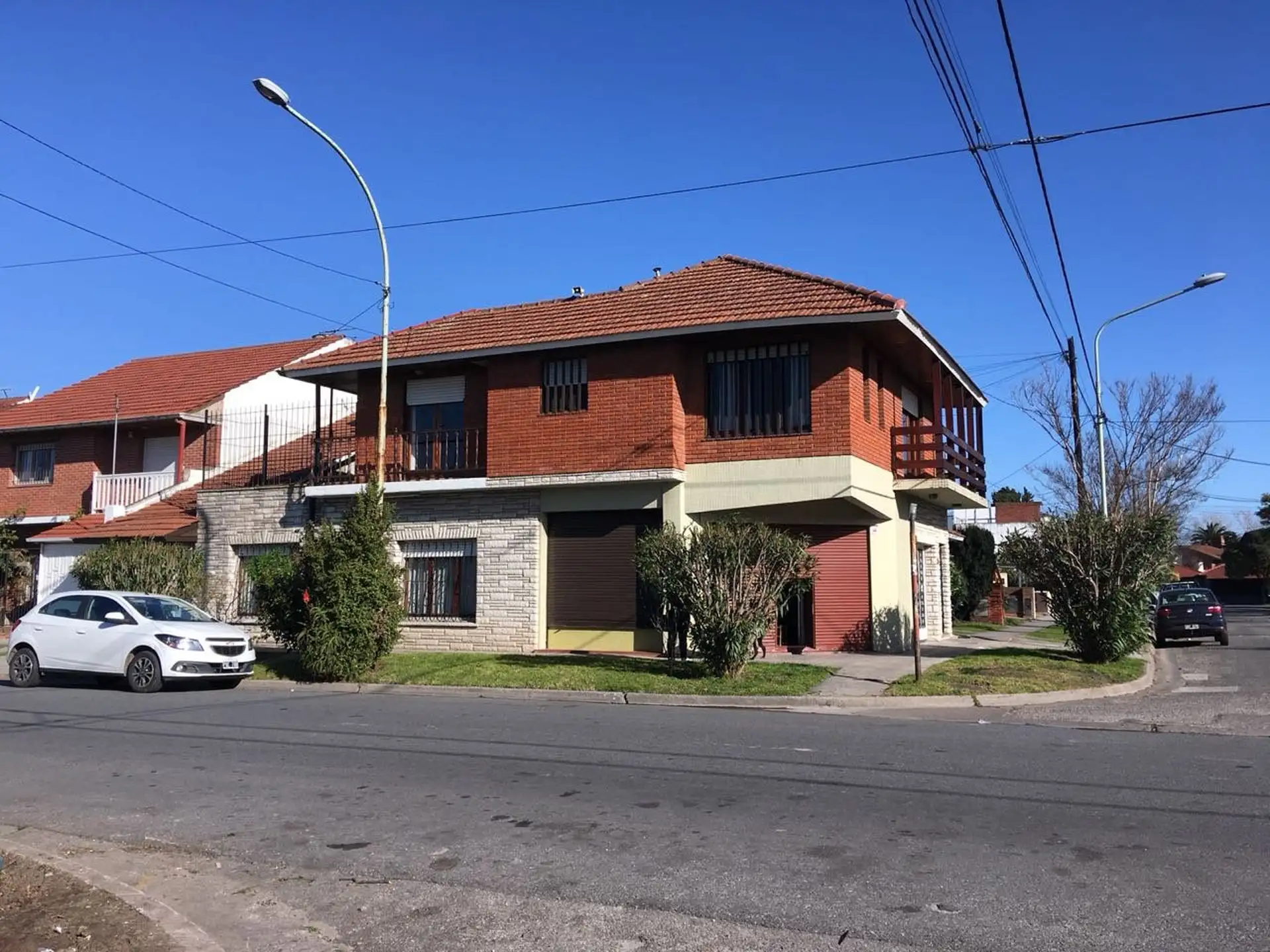 Propiedad en block + local- Roca y San Juan