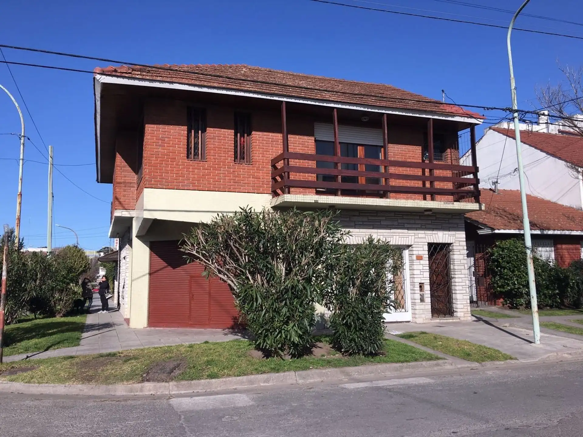 Propiedad en block + local- Roca y San Juan