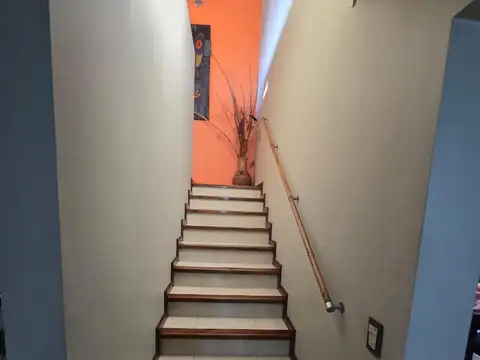 Casa 9 ambientes con 2 baños