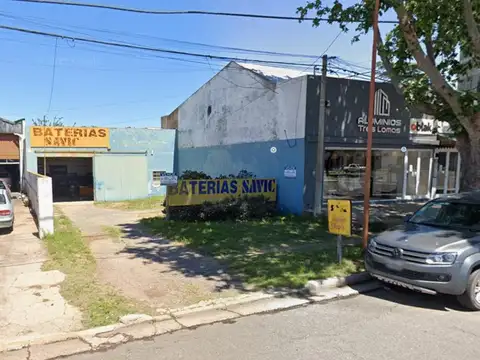 Local sobre Garcia Salinas frente al supermercado La Anónima