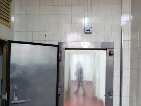 PLANTA DE FRÍO DE 675 M² CUBIERTOS CON PATIO Y OFICINAS