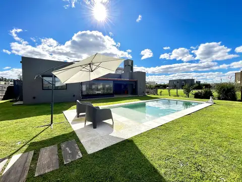 Casa 4 ambientes con 2 baños