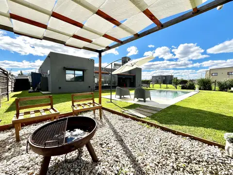 Casa en venta 3 dorm + piscina + parrilla galeria luminosa y espaciosa