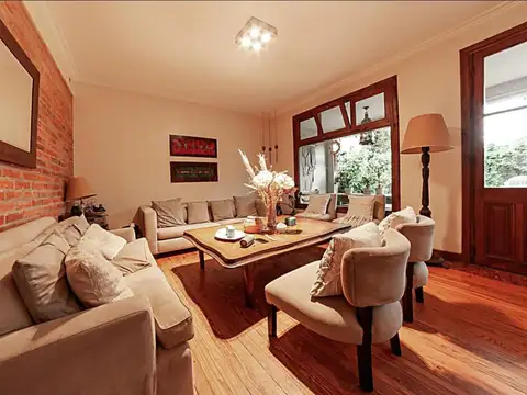 Casa en Alquiler con 4 cocheras
