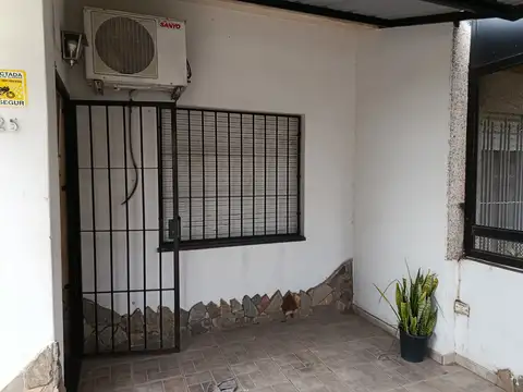 Casa tipo chalet 2 dormitorios con patio, cochera y galería | Barrio Las Heras