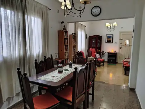 PH al frente en venta, con 2 patios de 4 ambientes, San Carlos