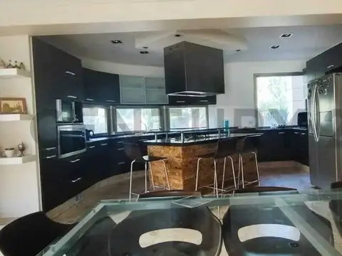 Casa en Venta con 3 cocheras