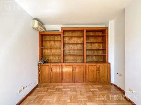 Casa en Alquiler con 1 cochera