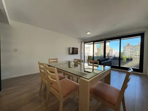 ALQUILER: Dos dormitorios, balcón corrido y cochera. Amoblado. Edificio con quincho. Martin, Rosario