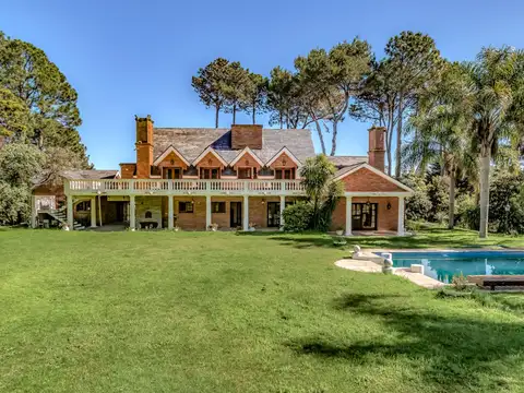CASA VENTA 4 DORMITORIOS BEVERLY HILLS