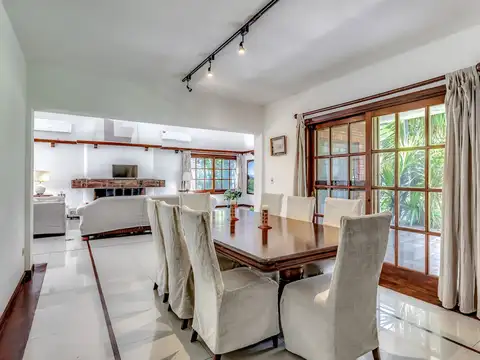 Casa 9 ambientes con 7 baños