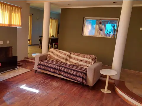 Casa 6 ambientes con 2 baños