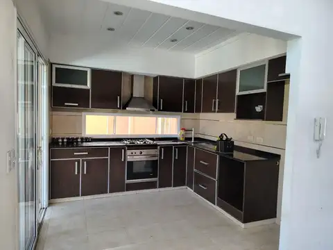 Casa en Alquiler con 1 cochera