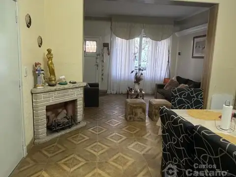 Exc. Casa/PH en PB al Frente, 4 Amb. con Patio y Garaje en Impecable Estado