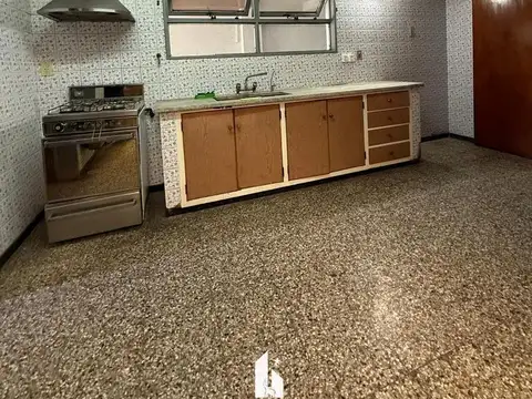 OPENHOUSE vende 2 amplias casas en un mismo terreno en plena 5ta Sección