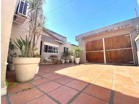 OPORTUNIDAD CASA 5AMBIENTES CASTELAR NORTE MULTIFAMILIAR 220M2 +DEPARTAMENTO 2AMB.+COCHERA P/3 AUTOS