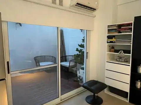 EXCELENTE DEPARTAMENTO DOS AMBIENTES AV. MITRE CON PATIO