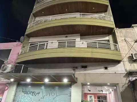 EXCELENTE DEPARTAMENTO DOS AMBIENTES AV. MITRE CON PATIO