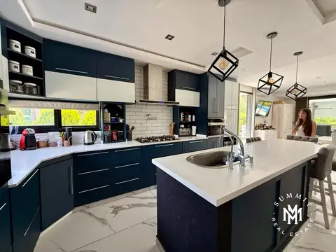 Casa en Venta con 2 cocheras