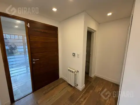 Casa en venta de 4 ambientes con piscina climatizada, en impecable estado, zona san Carlos.
