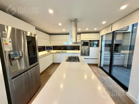 Casa en venta de 4 ambientes con piscina climatizada, en impecable estado, zona san Carlos.