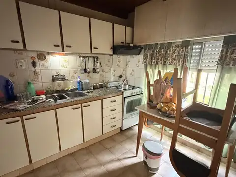 Casa 6 ambientes con 2 baños