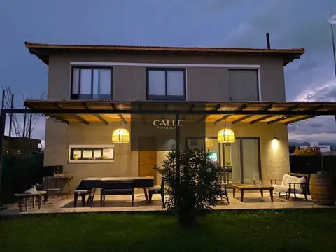 Casa 5 ambientes con 3 baños